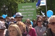 Los manifestantes contra el matrimonio LGTB ante el Parlamento en Tallin