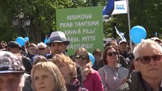 Los manifestantes contra el matrimonio LGTB ante el Parlamento en Tallin