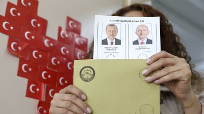 ناخبة تركية بمركز للاقتراع
