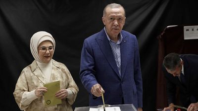 إردوغان وزوجته خلال الادلاء بصوتهما