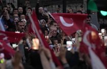 Seguidores del presidente Recep Tayyip Erdogan celebran su virtual victoria de las elecciones presidenciales.