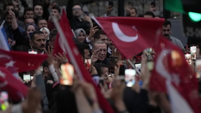 Seguidores del presidente Recep Tayyip Erdogan celebran su virtual victoria de las elecciones presidenciales.