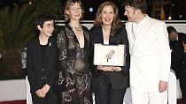 Justine Triet, lauréate de la Palme d'Or pour "Anatomie d'une chute", avec Milo Machado Graner, Sandra Huller et  Antoine Reinartz, à Cannes le 27/05/2023