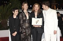 Justine Triet, lauréate de la Palme d'Or pour "Anatomie d'une chute", avec Milo Machado Graner, Sandra Huller et  Antoine Reinartz, à Cannes le 27/05/2023