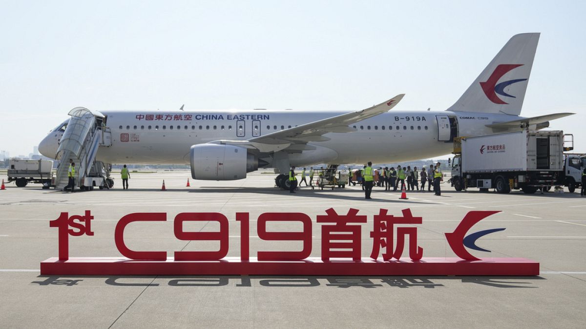 Çin'in ilk yerli üretim yolcu uçağı 'C919' ilk ticari seferini yaptı