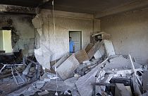 Rusya'nın Kiev'i hedef alan hava saldırısında yıkılan bir ofis
