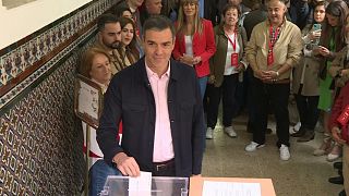  رئيس الوزراء الاشتراكي بيدرو سانشيز أثناء الادلاء بصوته