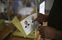 Török szavazócédula a két jelölt arcképével
