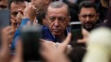 Le président Recep Tayyip Erdogan salue ses partisans après avoir voté à Istanbul, Turquie, 28 mai 2023.