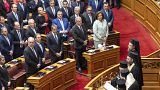 El ex primer ministro griego y líder del partido Nueva Democracia, tercero a la derecha en primera fila, asiste a la ceremonia de juramento en el Parlamento.