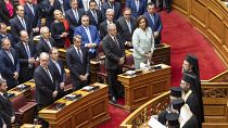El ex primer ministro griego y líder del partido Nueva Democracia, tercero a la derecha en primera fila, asiste a la ceremonia de juramento en el Parlamento.