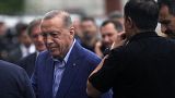 Recep Tayyip Erdoğan megérkezik a szavazóhelyiséghez