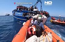 Entrega de chalevos salva vidas durante el rescate de 599 migrantes en el Mediterráneo central. 