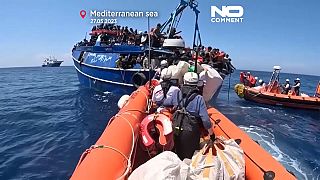 Entrega de chalevos salva vidas durante el rescate de 599 migrantes en el Mediterráneo central.