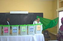 الرئيس الموريتاني ولد الشيخ الغزواني يدلى بصوته في الانتخابات التي فاز فيها حزبه
