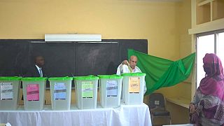 الرئيس الموريتاني ولد الشيخ الغزواني يدلى بصوته في الانتخابات التي فاز فيها حزبه