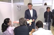 El líder del PP, Alberto Núñez Feijóo, acude a votar