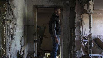 رجل يتفقد مكتبه الذي دمرته طائرة مسيرة خلال هجوم ليلي في كييف، أوكرانيا. 2023/05/29