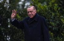 الرئيس التركي رجب طيب أردوغان وهو يلوح بيده لمناصريه المحتشدين خارج مقر إقامته في اسطنبول بعد فوزه بالانتخابات الرئاسية 