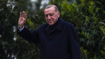 الرئيس التركي رجب طيب أردوغان وهو يلوح بيده لمناصريه المحتشدين خارج مقر إقامته في اسطنبول بعد فوزه بالانتخابات الرئاسية