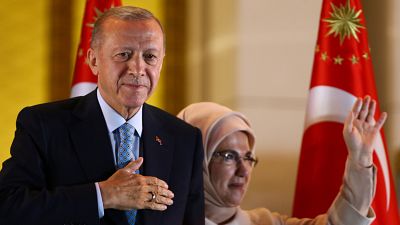 الرئيس التركي أردوغان يحتفل بإعادة انتخابه بصحبة زوجته أمينة أمام أنصاره