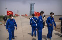 موظفون بالقرب من مركبة الفضاء شنجو-16 على منصة إطلاق في مركز جيوتشيوان لإطلاق الأقمار الصناعية في شمال غرب الصين