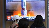 Japoneses observan en una pantalla el lanzamiento de un misil norcoreano