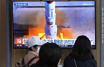 Emberek az észak-koreai rakétakilövésről szóló tudósítást nézik a dél-koreai főváros, Szöul egyik vasútállomásán 2023.05.29-én.
