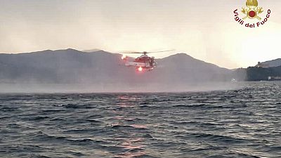 Un hélicoptère survole le lac Majeur en Italie, après le naufrage d'un bateau de tourisme (28 mai 2023).