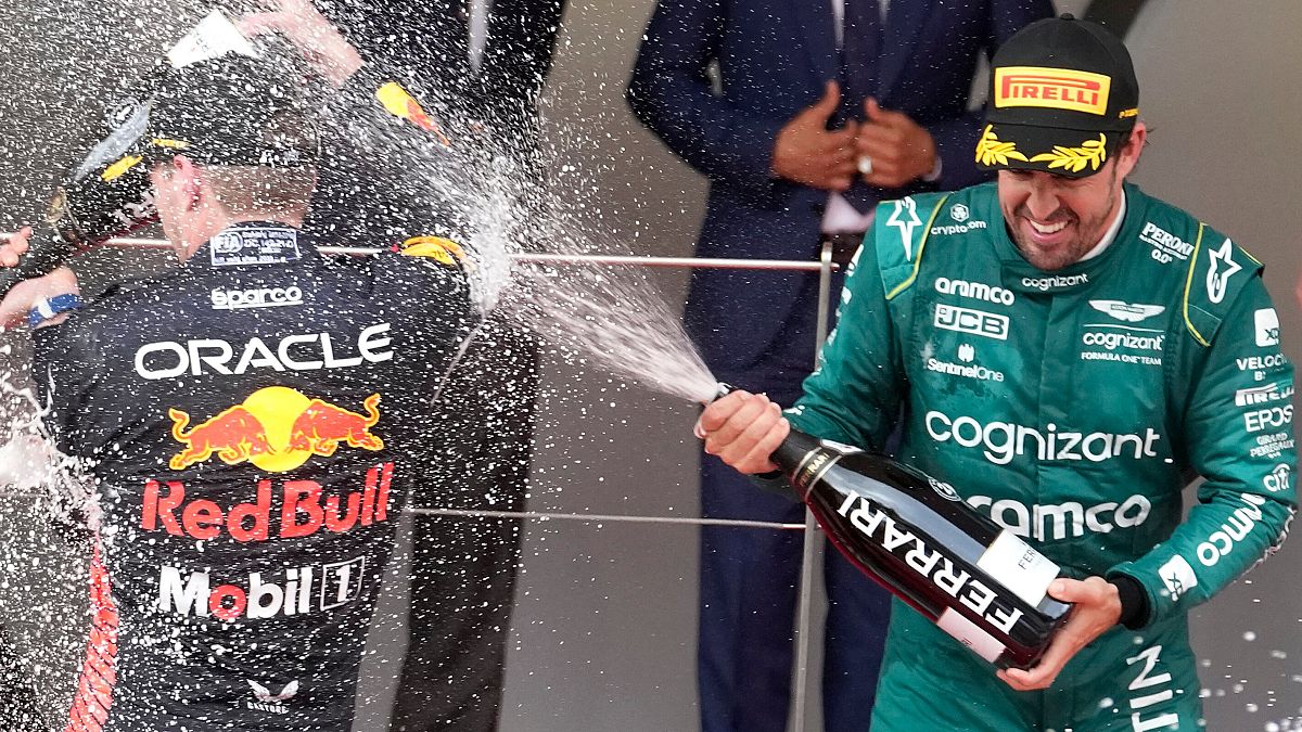 السائق الإسباني فرناندو ألونسو يحتفل بفوزه بالمرتبة الثانية في سباق موناكو الكبير 