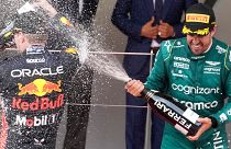السائق الإسباني فرناندو ألونسو يحتفل بفوزه بالمرتبة الثانية في سباق موناكو الكبير 