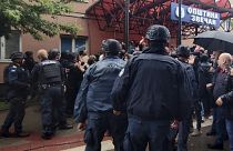 Kisebbségi szerb tüntetők és rendőrök dulakodnak az észak-koszovói Zvecanban