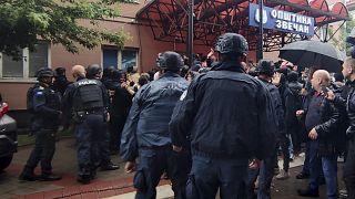 Κοσοβάροι αστυνομικοί και Σέρβοι διαδηλωτές έξω από δημοτικό κτίριο στο βόρειο Κόσοβο