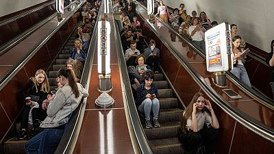 Des personnes se sont réfugiées dans une station de métro lors d'une attaque de missiles russes à Kyiv, en Ukraine, le lundi 29 mai 2023.