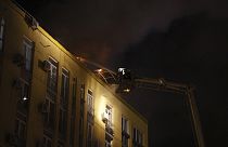 Tűzoltók oltják a tüzet egy kijevi robbantás után.