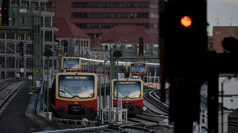 Comboios estacionados nos carris em Berlim, na Alemanha. Os elétricos estão incluídos no passe mensal.