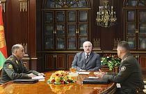 Lukaşenko, Volfoviç (solda) ile toplantı halinde