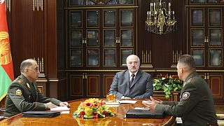Lukaşenko, Volfoviç (solda) ile toplantı halinde