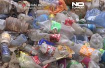 La gente rebusca en la basura y recoge plásticos en el vertedero de Dandora en Nairobi, Kenia.
