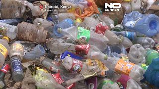 La gente rebusca en la basura y recoge plásticos en el vertedero de Dandora en Nairobi, Kenia.