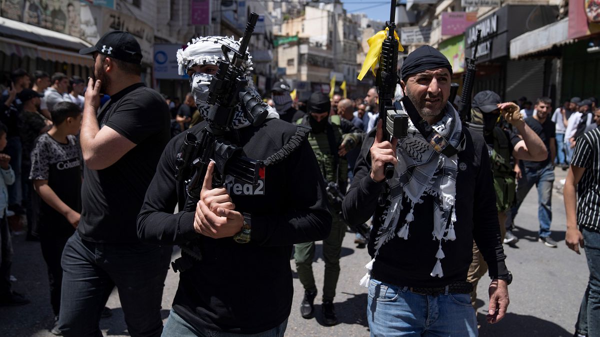 فلسطينيون من مجموعة عرين الأسد خلال تشييع جثامين رفاقهم الذين قتلتهم القوات الإسرائيلية. نابلس. 2023/05/04