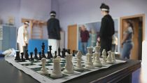 أطفال ذو إعاقات يتعلمون لعب الشطرنج في مركز متخصص قرب باريس