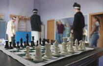 أطفال ذو إعاقات يتعلمون لعب الشطرنج في مركز متخصص قرب باريس