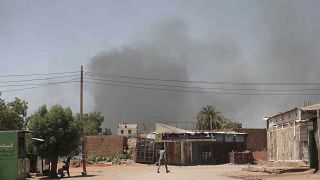  أعمدة الدخان تتصاعد من المباني في العاصمة الخرطوم