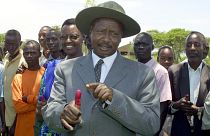 Museveni ugandai elnök festékes ujját mutatja, miután leadta szavazatát Nsveregiében 2001. március 12-én