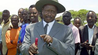 Museveni ugandai elnök festékes ujját mutatja, miután leadta szavazatát Nsveregiében 2001. március 12-én