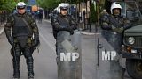 جنود بولنديون تابعون للقوات الدولية لحفظ السلام في كوسوفو، يقفون لمنع الصدامات بين رجال الأمن الكوسوفيين والأقلية الصربية في بلدة زفيتشان شمالي كوسوفو