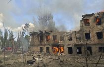 Egy rendelőintézet lángjait oltják május 26-án, miután orosz rakétatámadás érte a kelet-ukrajnai Dnyiprót