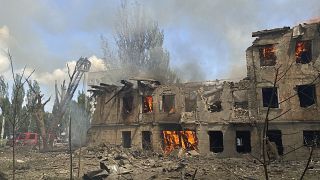 Egy rendelőintézet lángjait oltják május 26-án, miután orosz rakétatámadás érte a kelet-ukrajnai Dnyiprót
