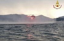 طائرة مروحية تابعة لفرق الإنقاذ تبحث عن ناجين من حادث انقلاب القارب في بحيرة ماجوري الإيطالية
